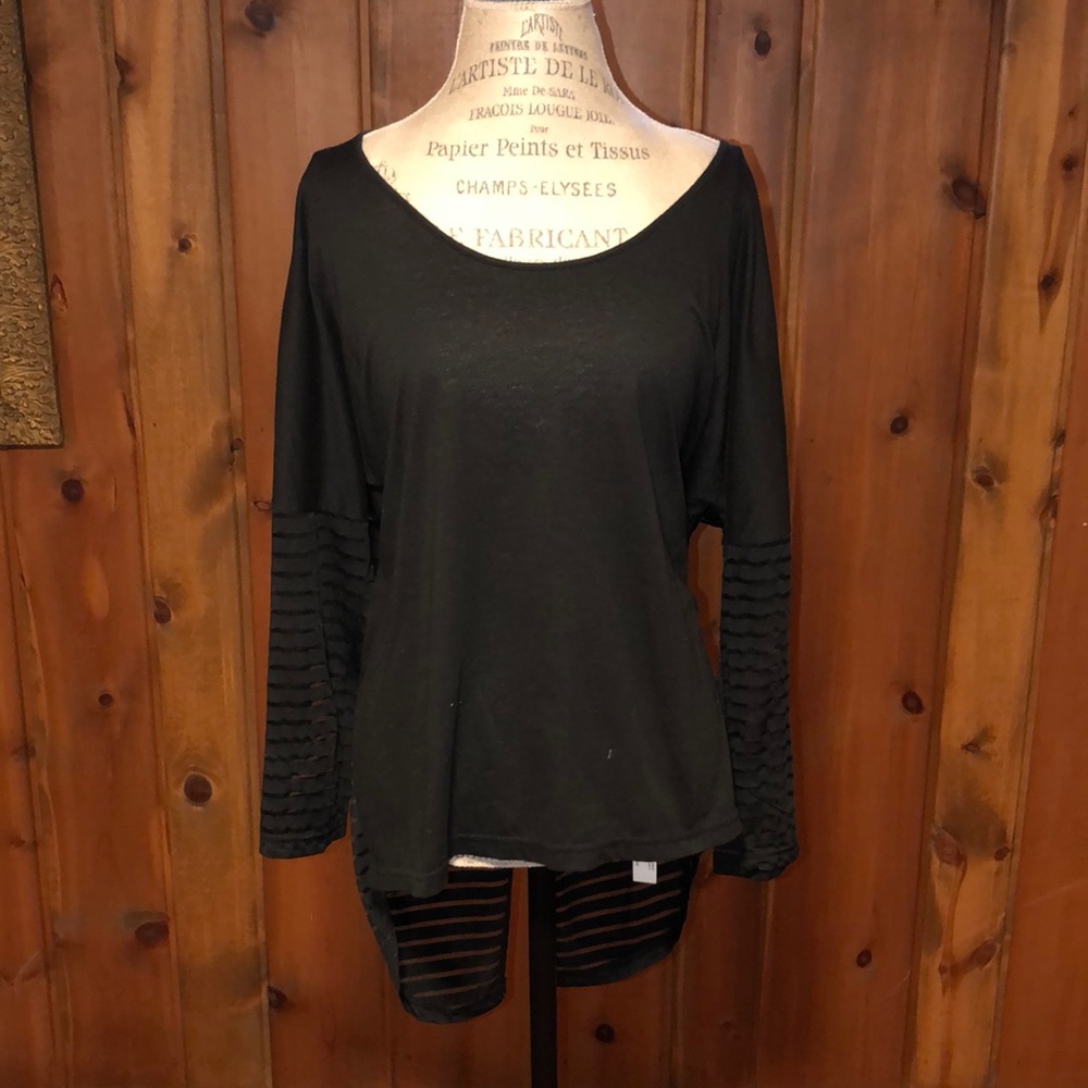 Akira black top